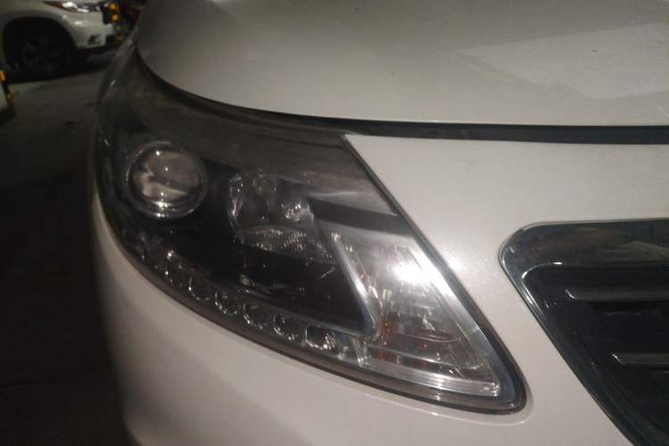 Used Renault Latitude 2013 Revised Version 2.0L CVT Comfort Edition Right Front Headlight