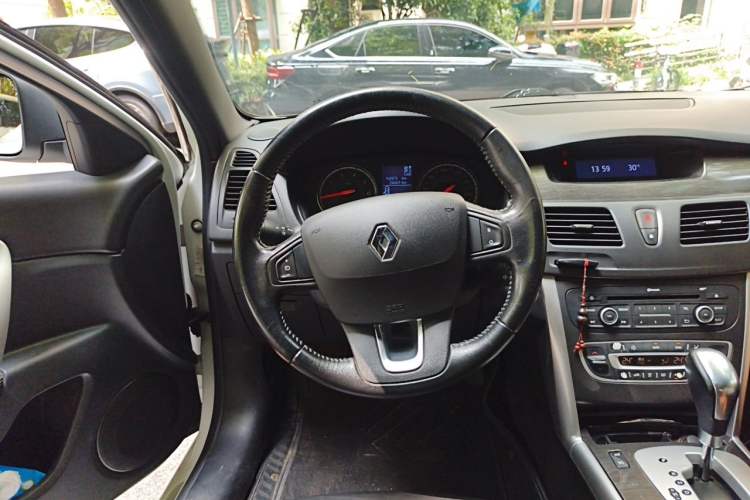Used Renault Latitude 2013 Facelift 2.0L CVT Luxury Edition Steering Wheel