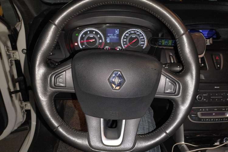 Used Renault Latitude 2013 Facelift 2.0L CVT Luxury Edition Steering Wheel