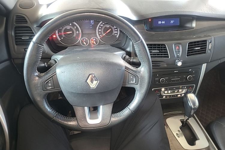 Used Renault Latitude 2013 Facelift 2.0L CVT Luxury Edition Steering Wheel