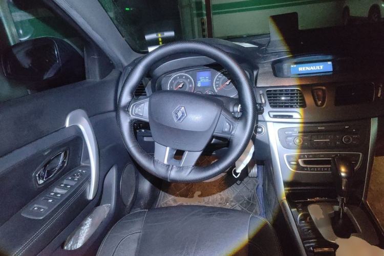 Used Renault Latitude 2013 Facelift 2.0L CVT Luxury Edition Steering Wheel