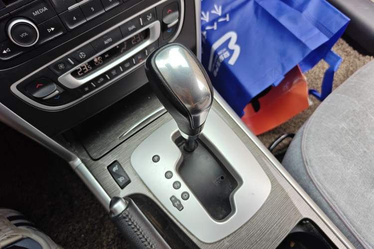Used Renault Latitude 2015 2.0L CVT Fashion Edition Gear Lever