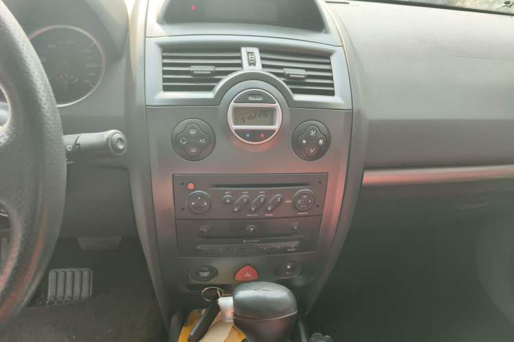 Used Renault Megane 2006 CC 2.0 Audio And AC Panel