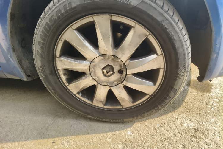 Used Renault Megane 2006 CC 2.0 Right Front Wheel Hub