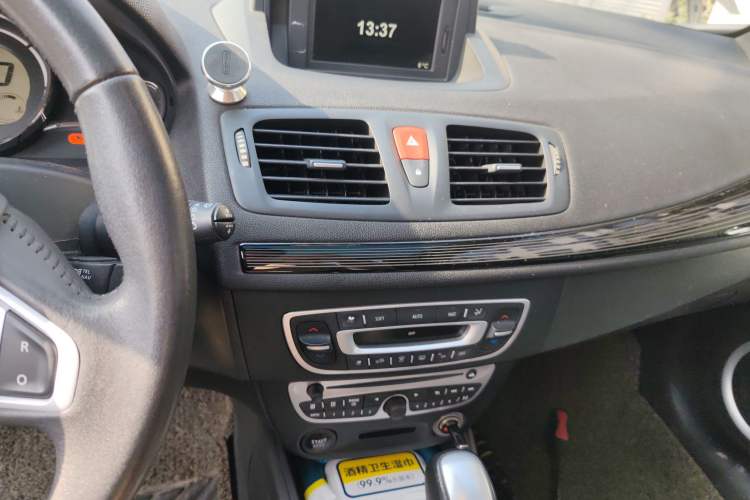 Used Renault Megane 2011 CC 2.0 Fashion Navigation Edition Audio And AC Panel