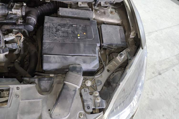 Used Renault Megane 2011 CC 2.0 Fashion Navigation Edition Engine Bay Left