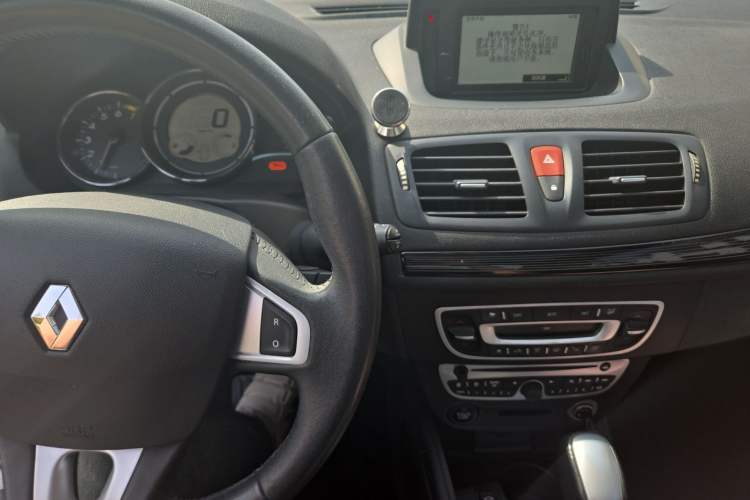 Used Renault Megane 2011 CC 2.0 Fashion Navigation Edition Audio And AC Panel