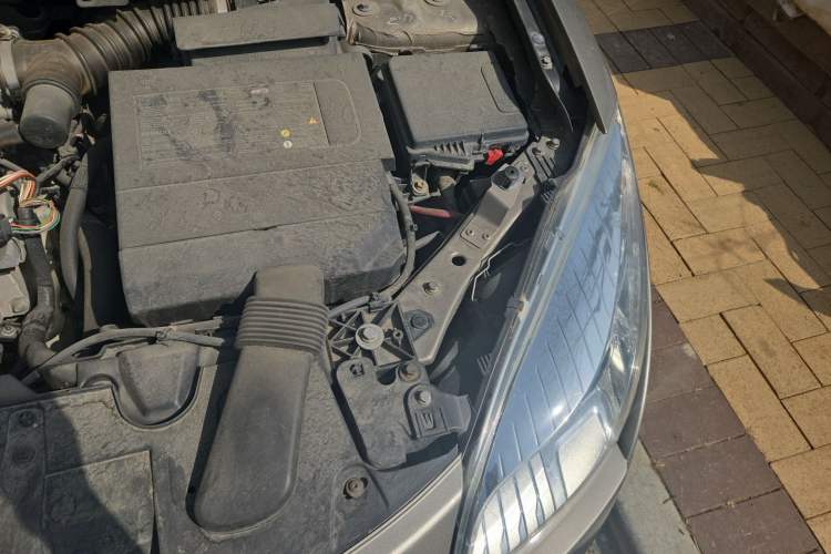 Used Renault Megane 2011 CC 2.0 Fashion Navigation Edition Engine Bay Left