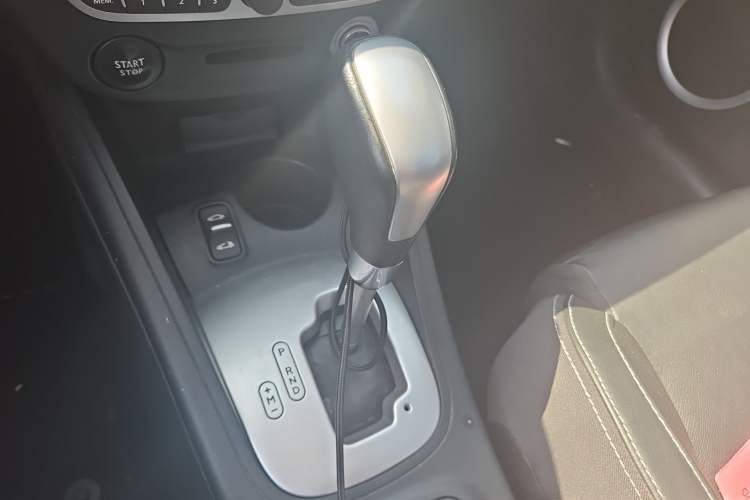 Used Renault Megane 2011 CC 2.0 Fashion Navigation Edition Gear Lever