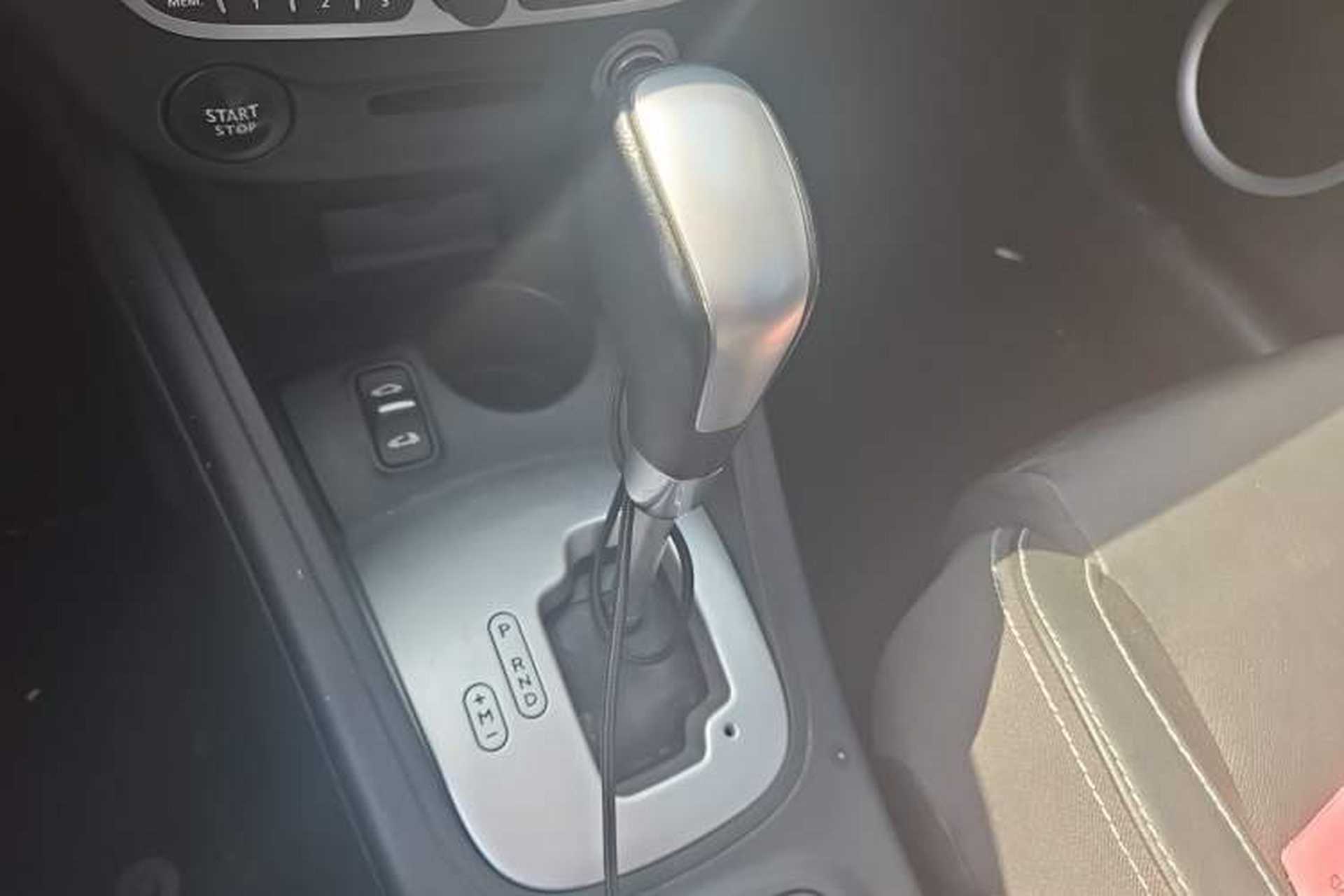 Used Renault Megane 2011 CC 2.0 Fashion Navigation Edition Gear Lever