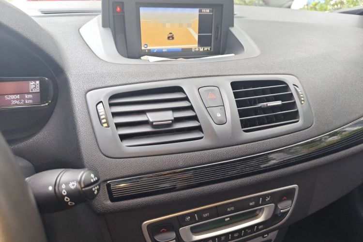 Used Renault Megane 2011 CC 2.0 Fashion Navigation Edition Audio And AC Panel