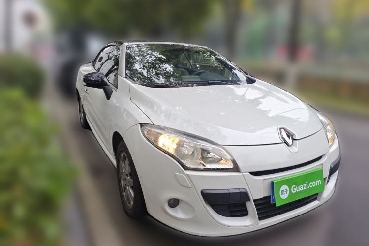 Used Renault Megane 2011 CC 2.0 Fashion Navigation Edition Front Right 45 Deg