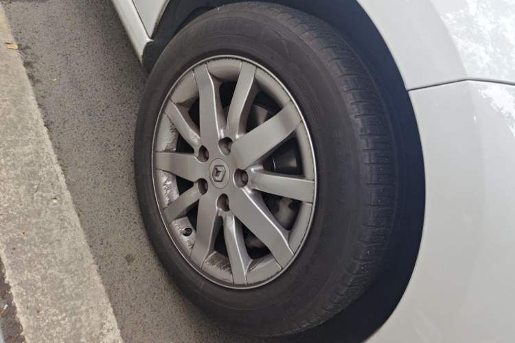 Used Renault Megane 2011 CC 2.0 Fashion Navigation Edition Right Front Wheel Hub