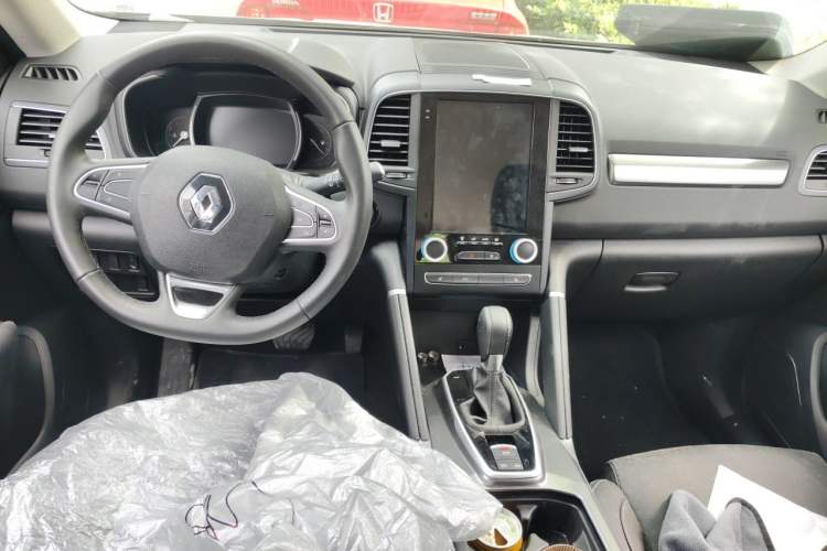 Used Renault QM6 2023 Base Model Center Console