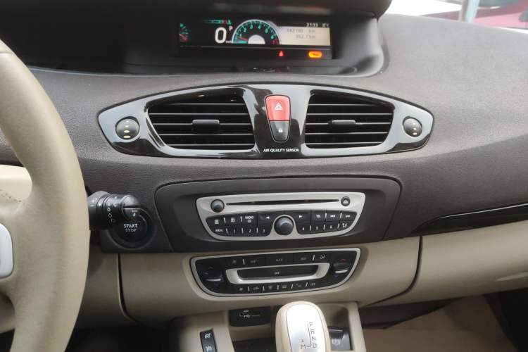 Used Renault Scenic Classic 2011 2.0 Comfort Edition with Scenic Design Audio And AC Panel