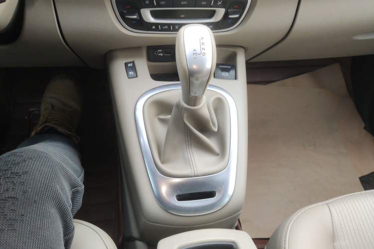 Used Renault Scenic Classic 2011 2.0 Comfort Edition with Scenic Design Gear Lever