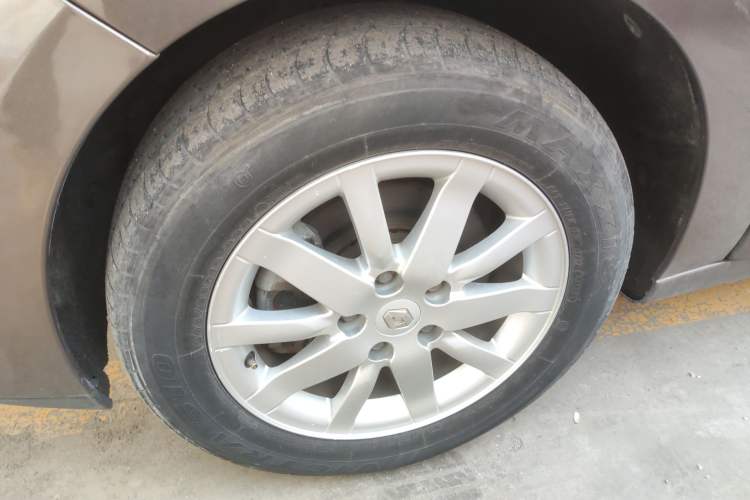 Used Renault Scenic Classic 2011 2.0 Comfort Edition with Scenic Design Left Front Wheel Hub