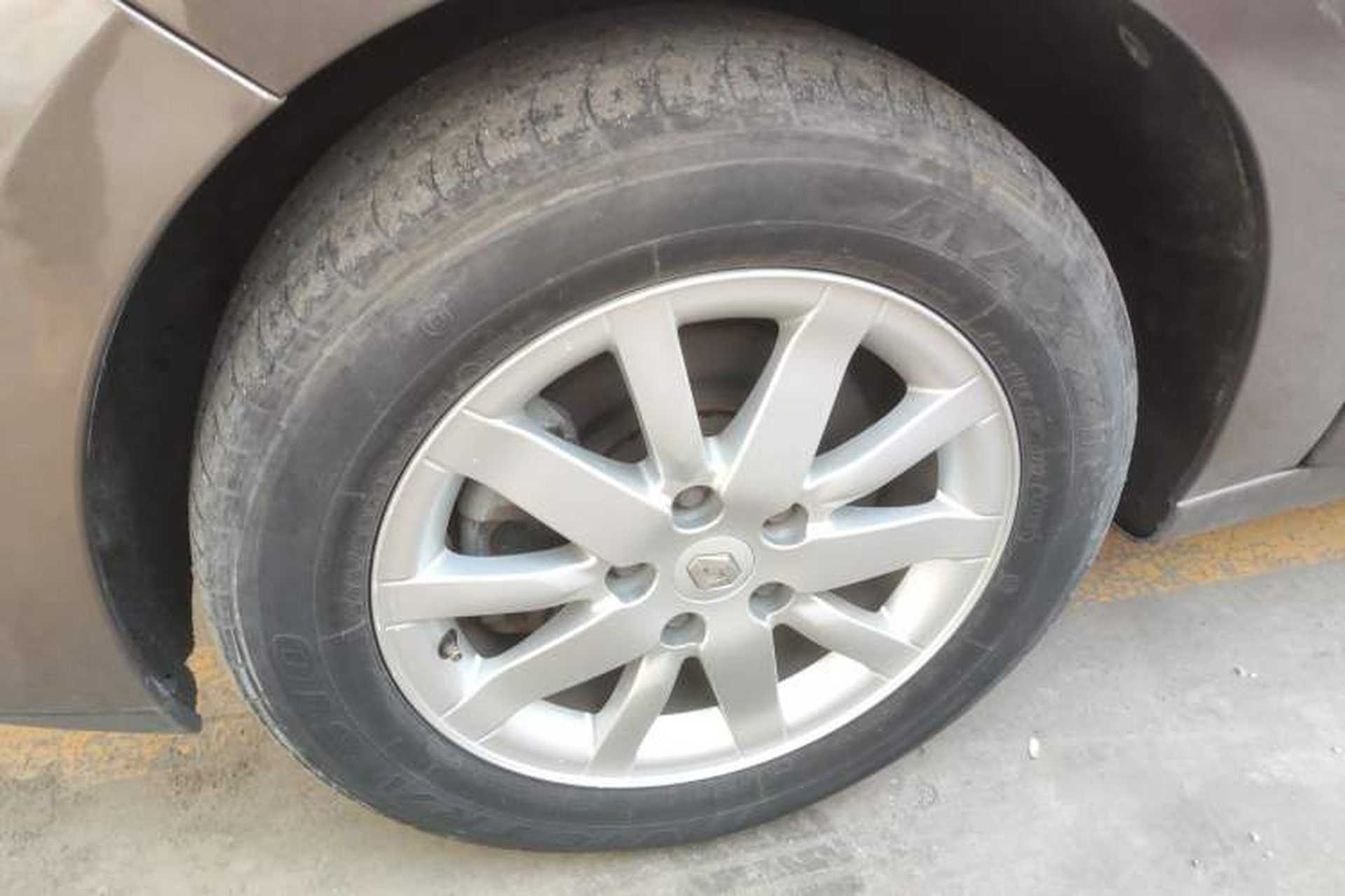 Used Renault Scenic Classic 2011 2.0 Comfort Edition with Scenic Design Left Front Wheel Hub