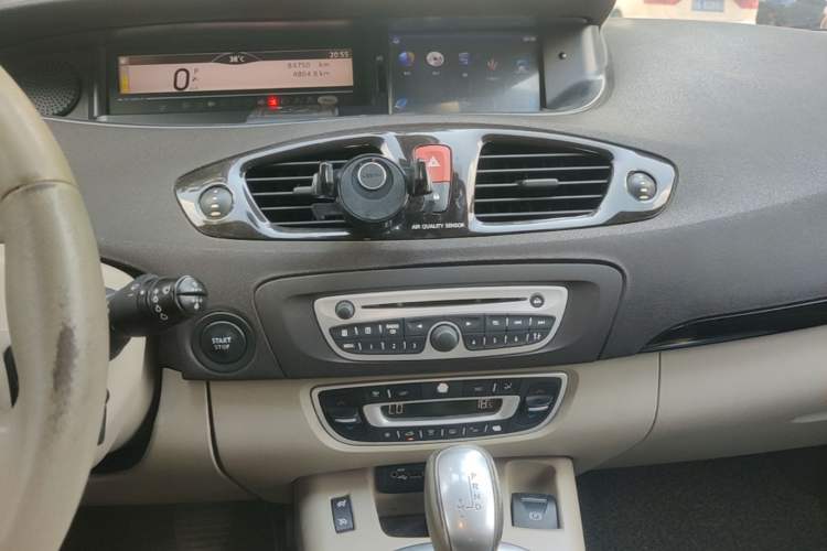 Used Renault Scenic Classic 2011 2.0 Comfort Edition with Scenic Design Audio And AC Panel