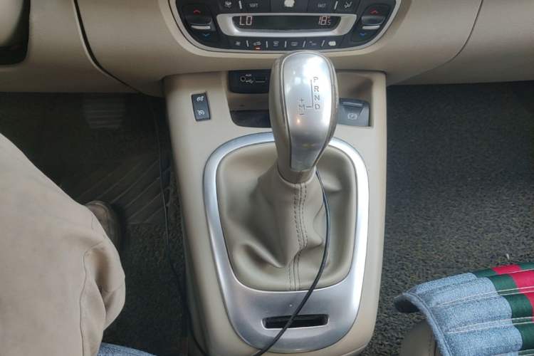 Used Renault Scenic Classic 2011 2.0 Comfort Edition with Scenic Design Gear Lever