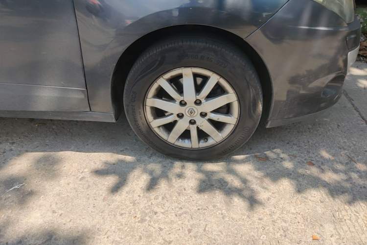 Used Renault Scenic Classic 2011 2.0 Comfort Edition with Scenic Design Right Front Wheel Hub