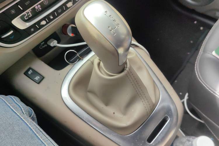 Used Renault Scenic Classic 2011 2.0 Comfort Edition with Scenic Design Gear Lever