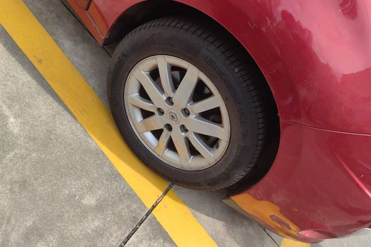 Used Renault Scenic Classic 2011 2.0 Comfort Edition with Scenic Design Right Front Wheel Hub