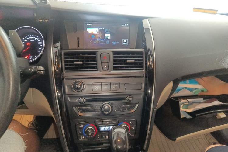 Used Renault Talisman 2012 3.5L Executive Edition Audio And AC Panel