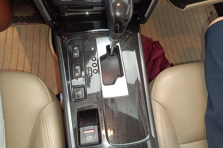 Used Renault Talisman 2012 3.5L Executive Edition Gear Lever