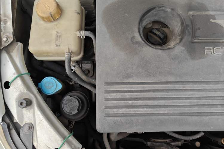 Used Riich G5 2012 2.0L Manual Luxury DVVT Engine Bay Right