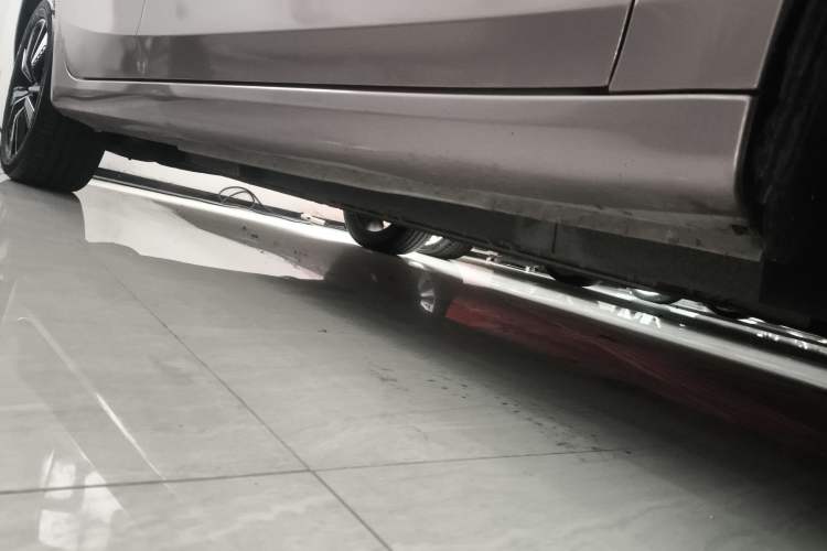 Used Rising ER6 2020 620 km Smart Edition Right Side Sill