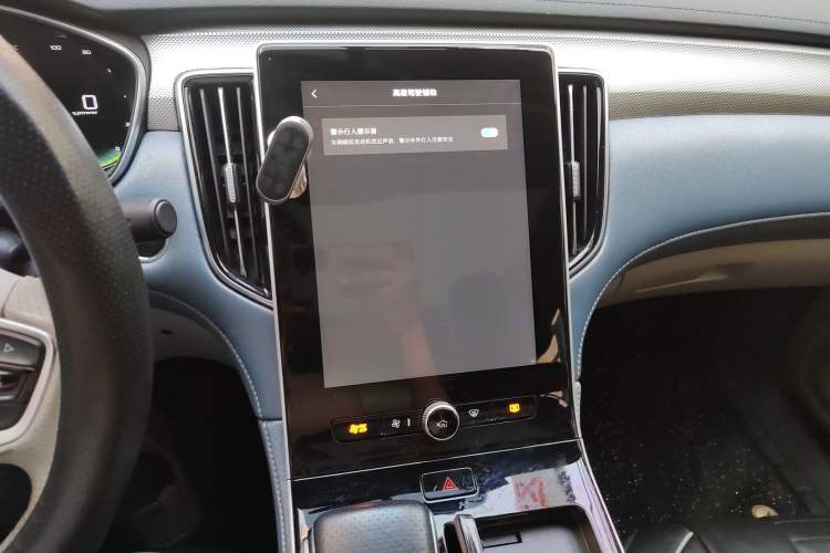Used Rising ER6 2020 620 km Smart Drive Version Audio And AC Panel