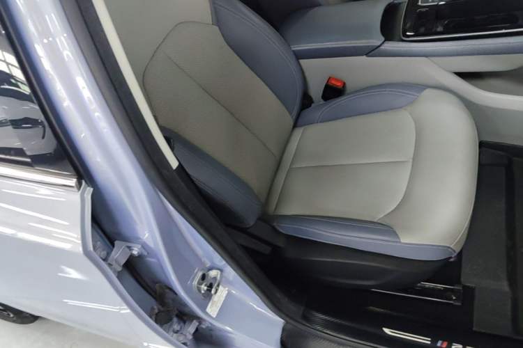 Used Rising ER6 2020 620 km Smart Edition Right Front Seat