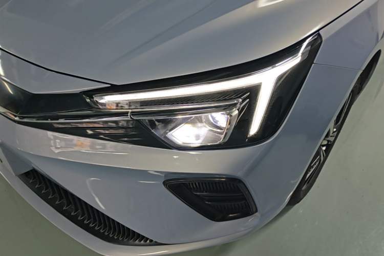 Used Rising ER6 2020 620 km Smart Edition Left Front Headlight