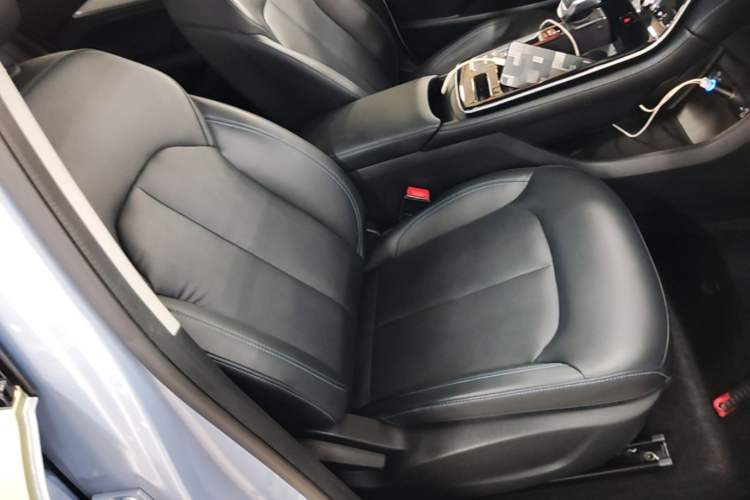 Used Rising ER6 2020 620 km Smart Edition Right Front Seat