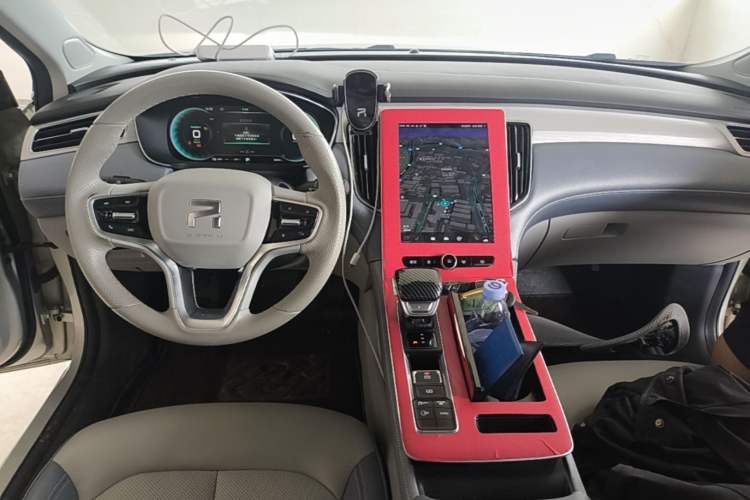 Used Rising ER6 2020 620 km Smart Edition Center Console