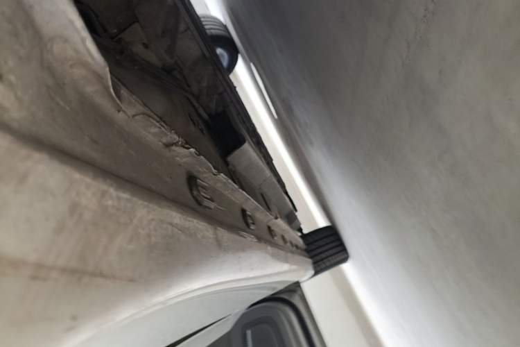 Used Rising ER6 2020 620 km Smart Edition Left Side Sill