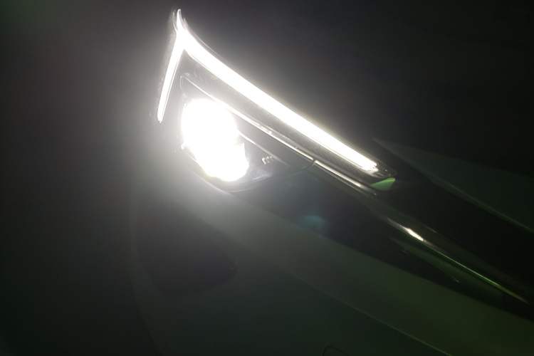 Used Rising ER6 2020 620 km Smart Edition Right Front Headlight