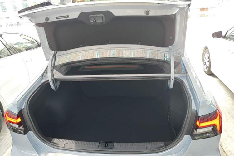 Used Rising ER6 2020 620 km Smart Edition Trunk