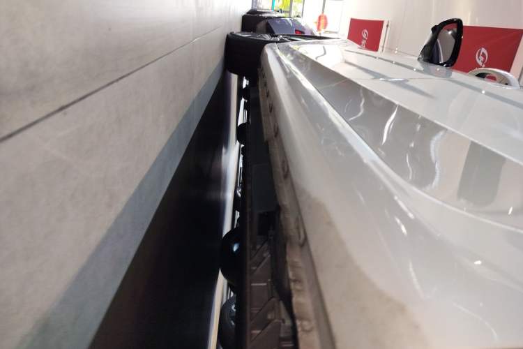 Used Rising ER6 2020 620 km Smart Edition Left Side Sill