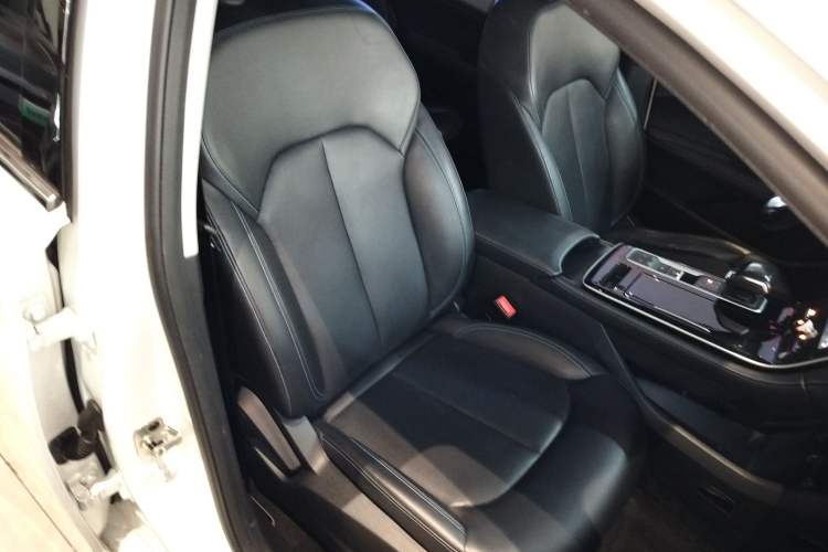 Used Rising ER6 2020 620 km Smart Edition Right Front Seat
