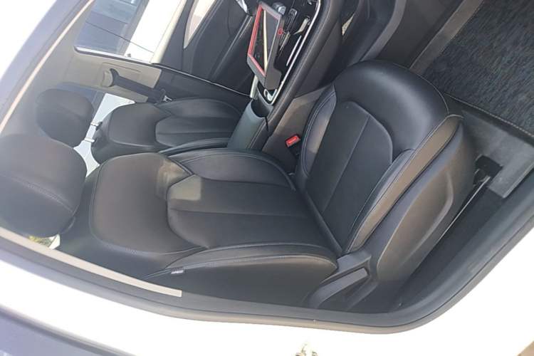 Used Rising ER6 2020 620 km Smart Edition Right Front Seat