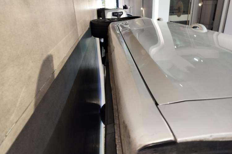Used Rising ER6 2020 620 km Smart Edition Right Side Sill