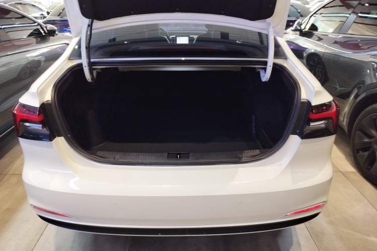 Used Rising ER6 2020 620 km Smart Edition Trunk