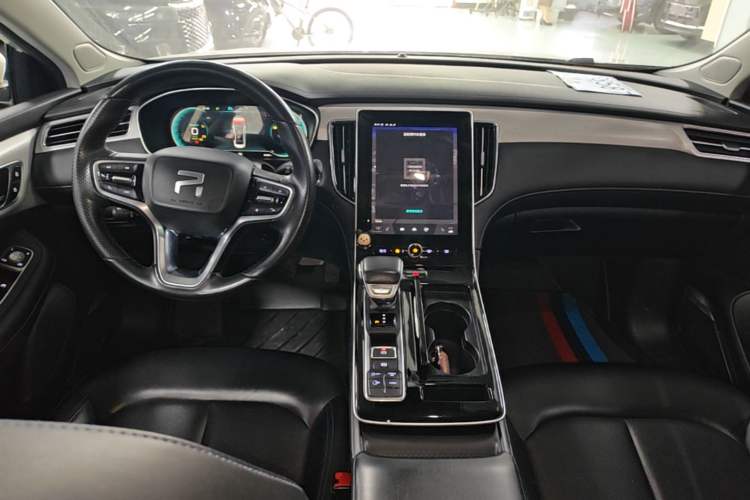 Used Rising ER6 2020 620 km Smart Edition Center Console