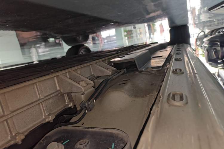 Used Rising ER6 2020 620 km Smart Edition Left Side Sill