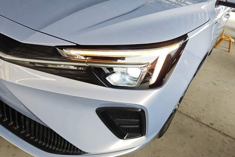 Used Rising ER6 2021 New Dynamic Edition 620km Smart Enjoyment Version Left Front Headlight