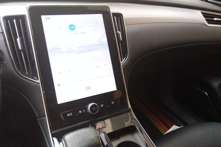 Used Rising ER6 2021 New Dynamic Edition 620km Smart Enjoyment Version Audio And AC Panel