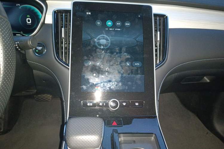 Used Rising ER6 2021 New Dynamic Edition 620km Smart Enjoyment Version Audio And AC Panel