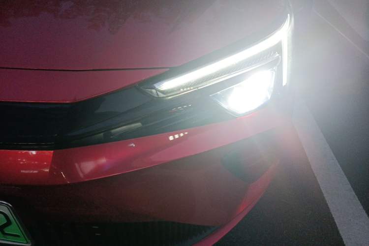 Used Rising ER6 2021 New Dynamic Edition 620km Smart Enjoyment Version Left Front Headlight